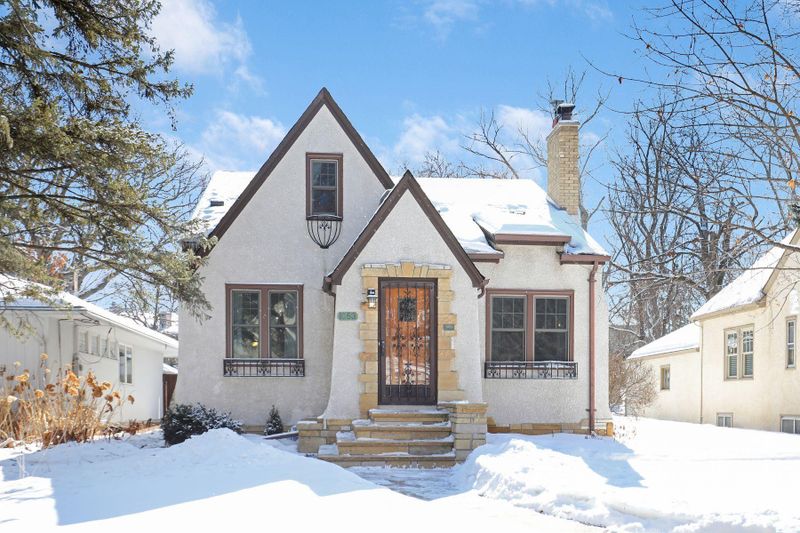 1053 Thomas Ave S, Minneapolis, MN 55405