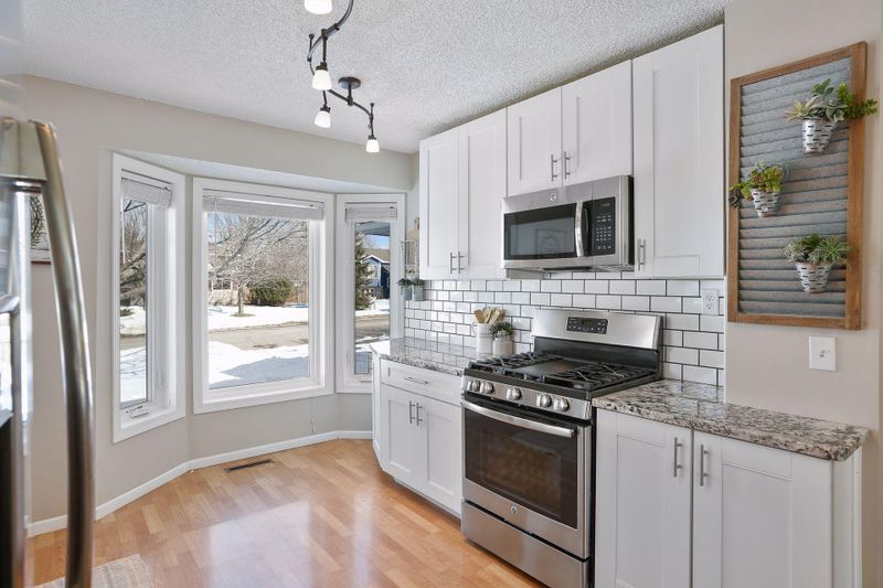 7053 Upper 36th St N, Oakdale, MN 55128