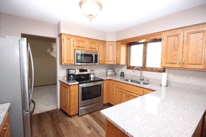 9806 Squire Ln, Eden Prairie, MN 55347