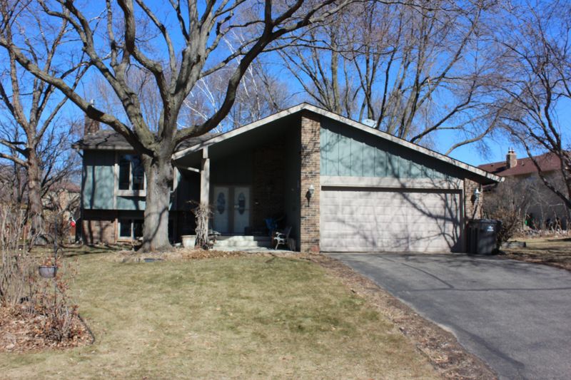 9806 Squire Ln, Eden Prairie, MN 55347