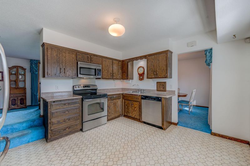 7009 Montrose Rd, Woodbury, MN 55125