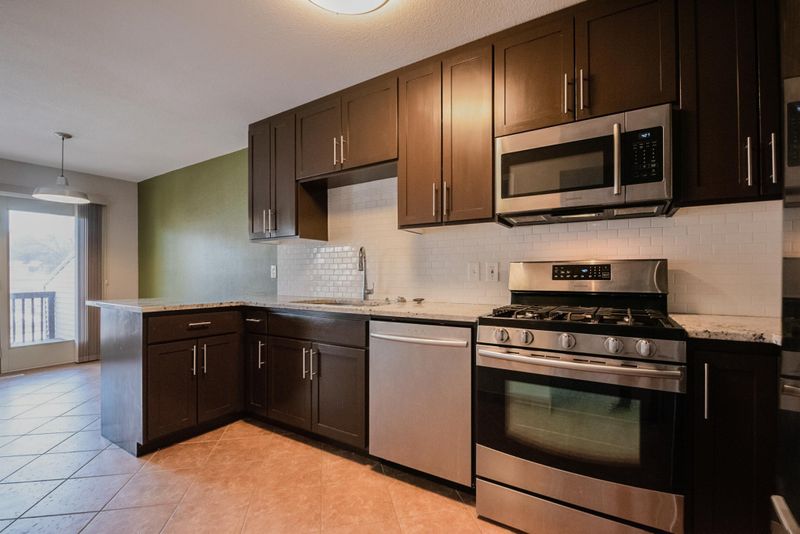 1416 Oak Leaf Ln, Burnsville, MN 55337