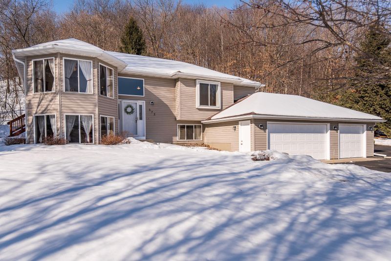 572 Oak Valley Ln NW, Rochester, MN 55901