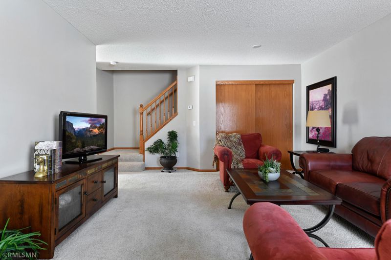 2742 Wagon Wheel Curve, Chaska, MN 55318