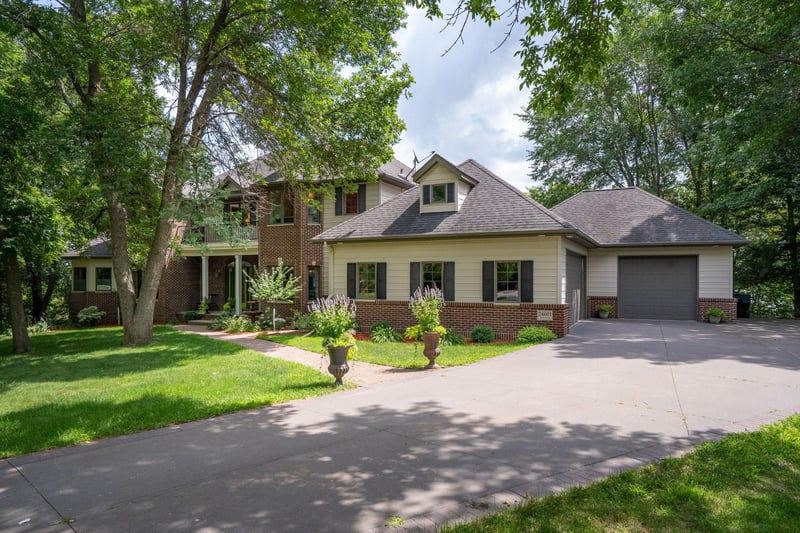 28601 Hub Dr, Madison Lake, MN 56063