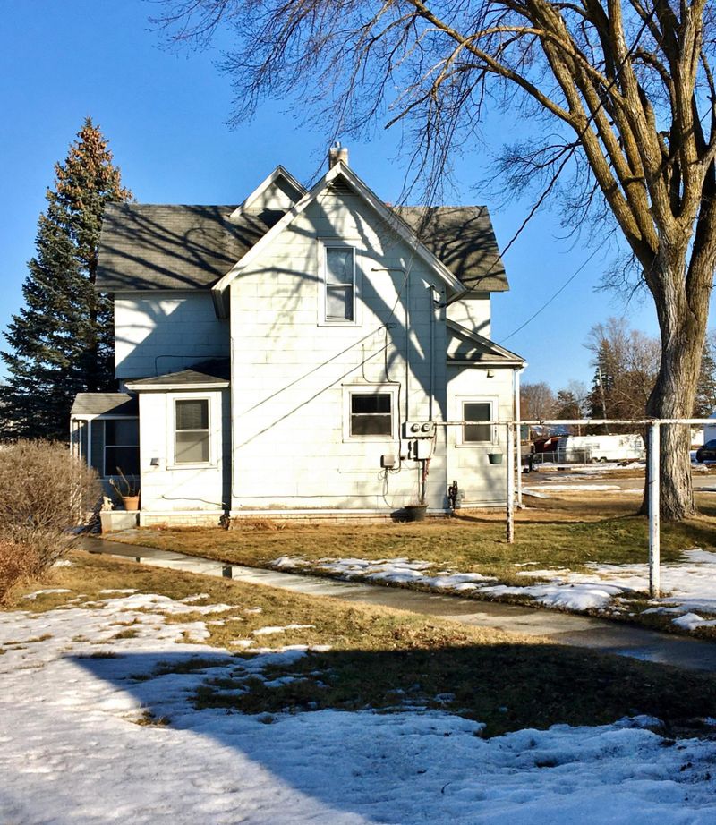 121 8th St NE, Staples, MN 56479