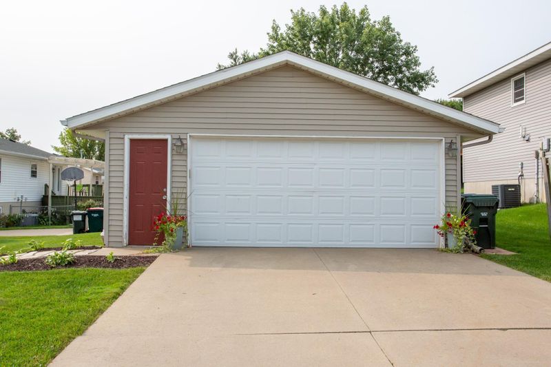 833 48th Ave NW, Rochester, MN 55901