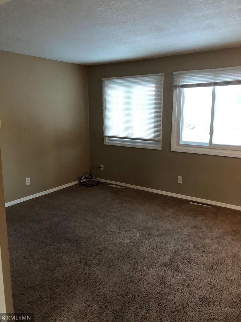 1469 Goodwin Ave N, Oakdale, MN 55128