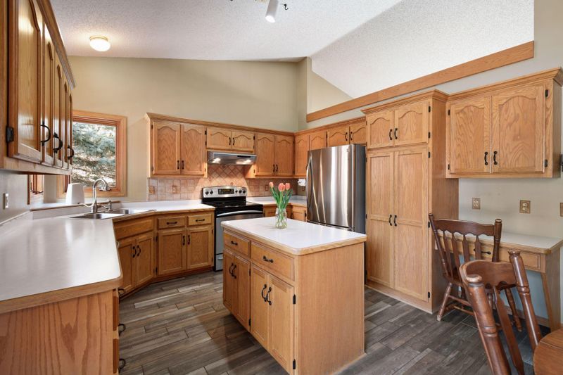 14220 Raspberry Dr, Rogers, MN 55374