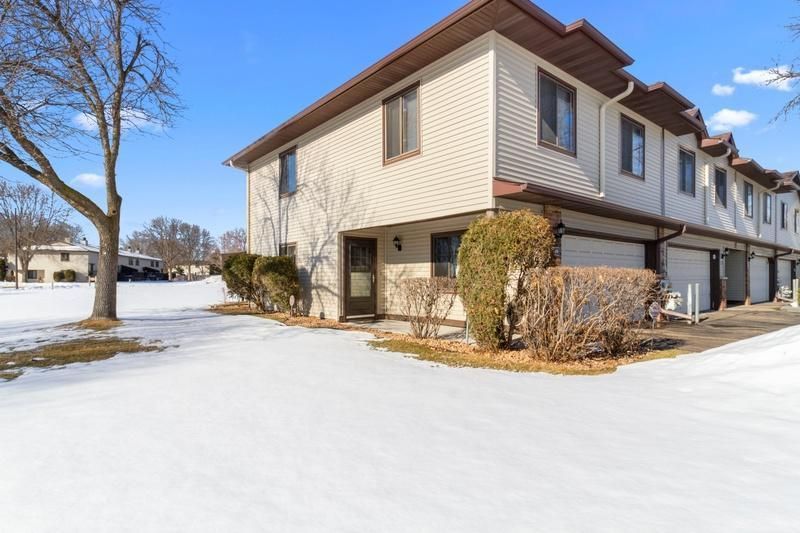 8800 N Maplebrook Ct, Brooklyn Park, MN 55445