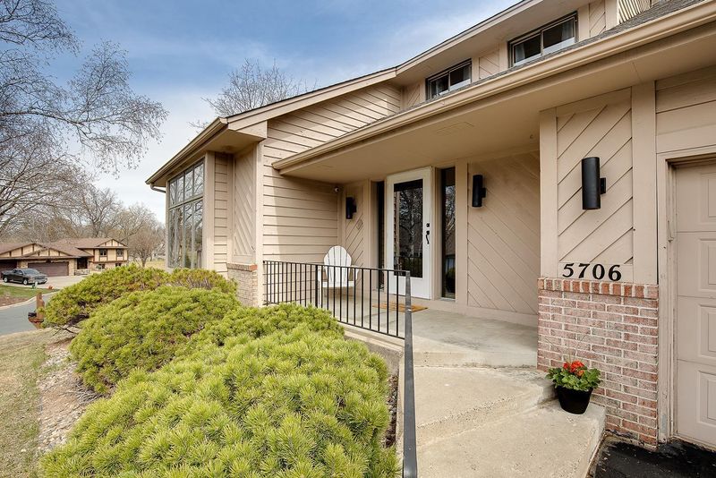 5706 Auto Club Cir, Bloomington, MN 55437