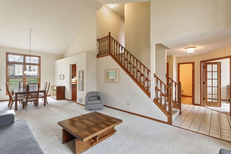 636 Hampshire Dr, Mendota Heights, MN 55120