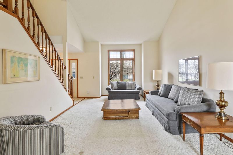 636 Hampshire Dr, Mendota Heights, MN 55120