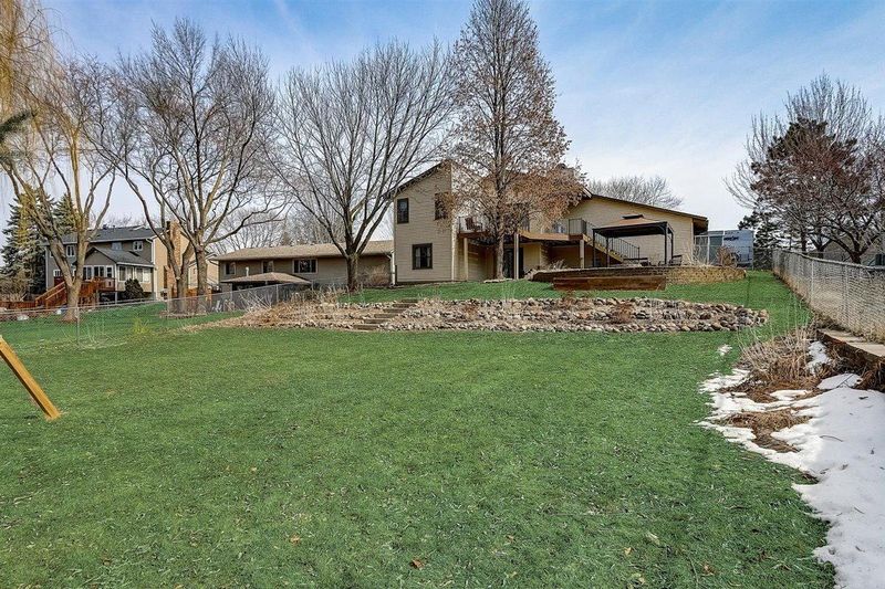 10326 Concord Dr, Eden Prairie, MN 55347