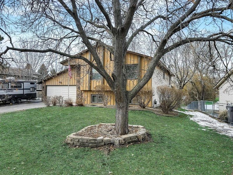 10326 Concord Dr, Eden Prairie, MN 55347