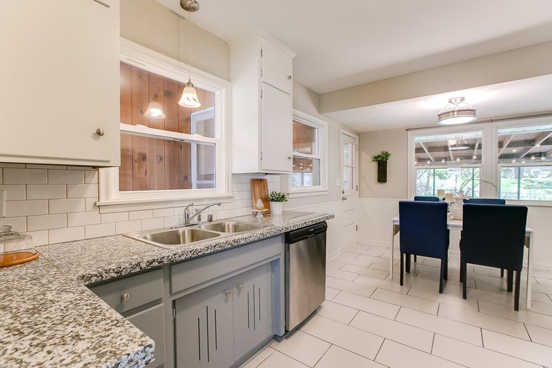 2445 Aglen St, Roseville, MN 55113