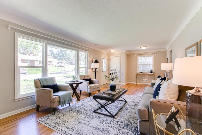 2445 Aglen St, Roseville, MN 55113