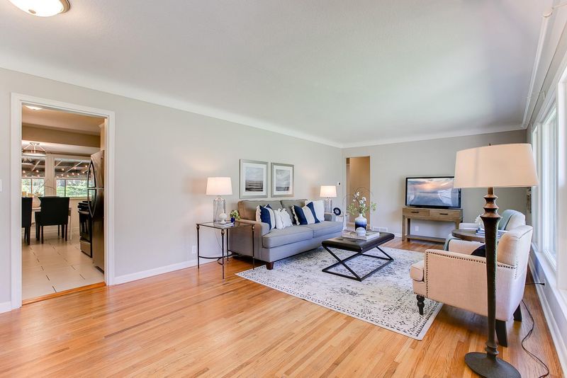 2445 Aglen St, Roseville, MN 55113