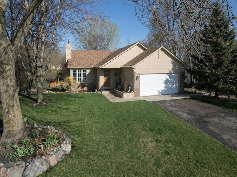 910 Saddlebrook Ps, Chanhassen, MN 55317