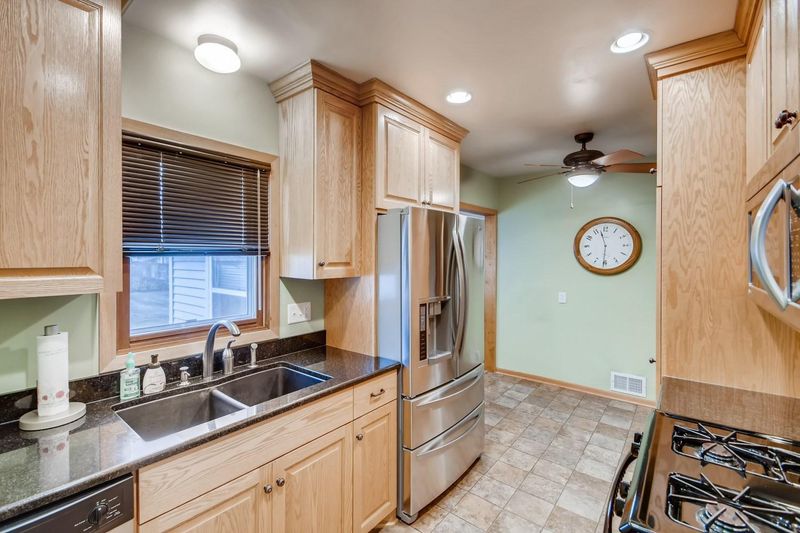 1121 Mccammon Ave, Saint Paul Park, MN 55071