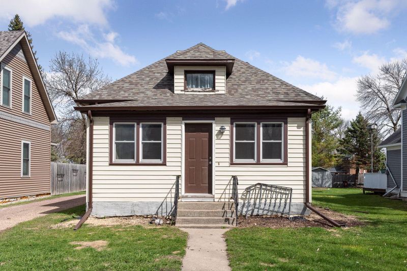 303 S Redwood St, Winthrop, MN 55396