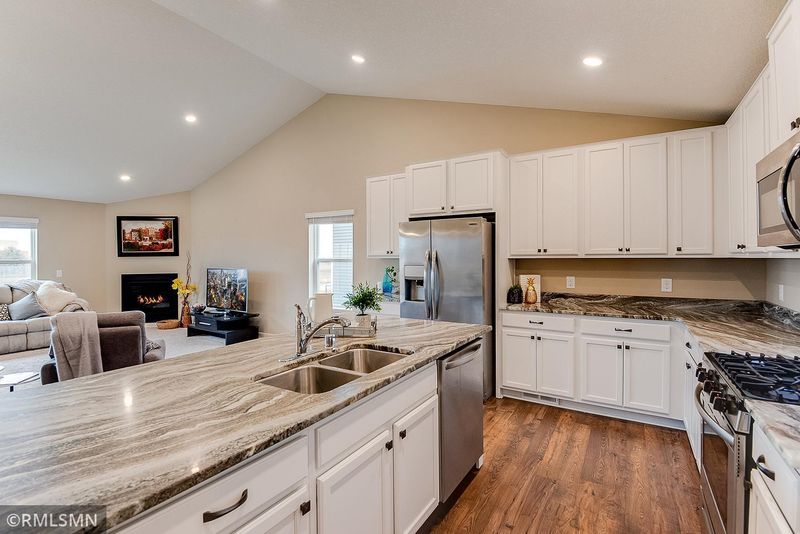 8504 Titanium Cir, Woodbury, MN 55129