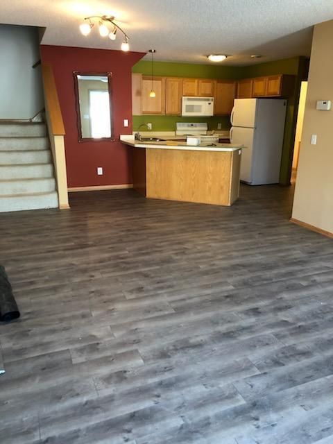 8647 Quarry Ridge Ln #B, Woodbury, MN 55125