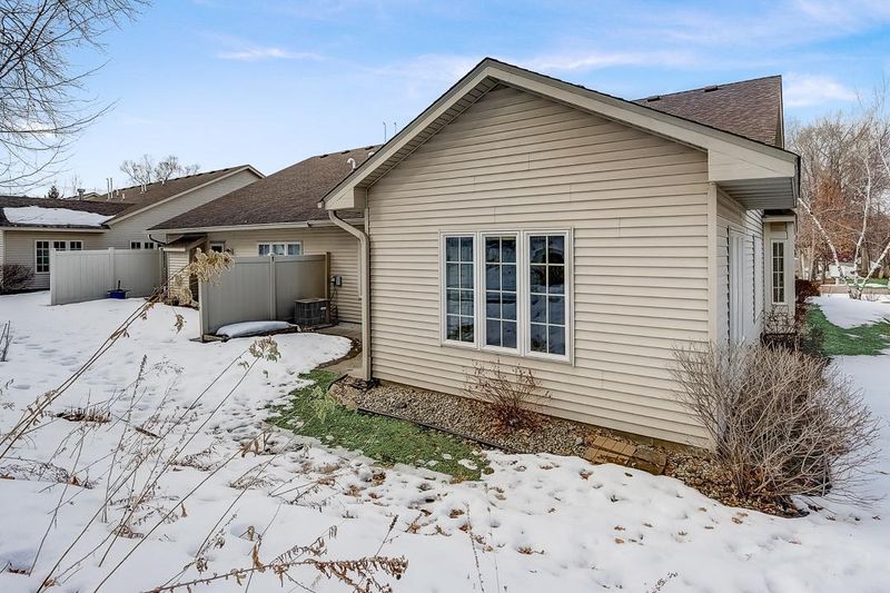 350 Summer Ln, Maplewood, MN 55117