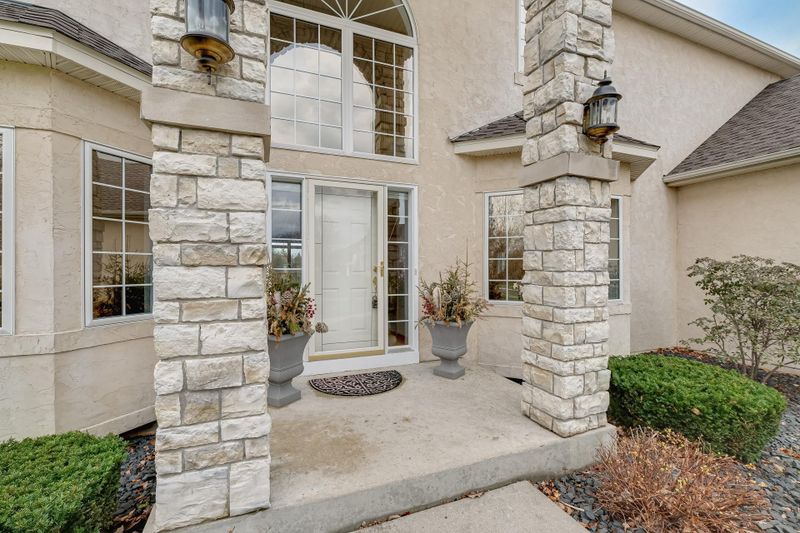 9642 Jonathan Ln, Eden Prairie, MN 55347