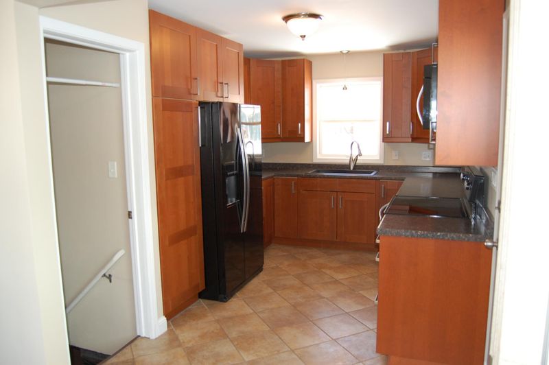 2433 W 15th St, Duluth, MN 55806
