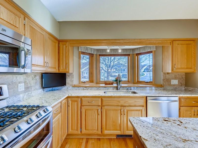 14350 Peninsula Point Dr, Savage, MN 55378