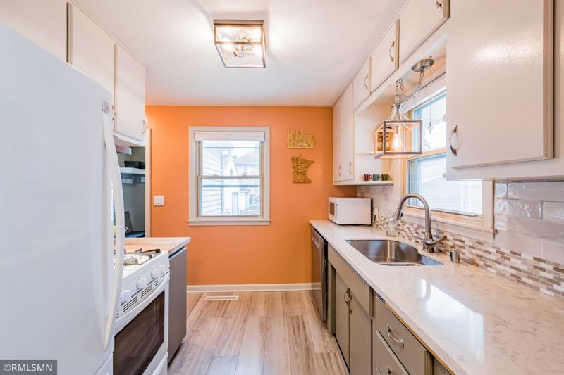 1290 Thomas Ave, Saint Paul, MN 55104