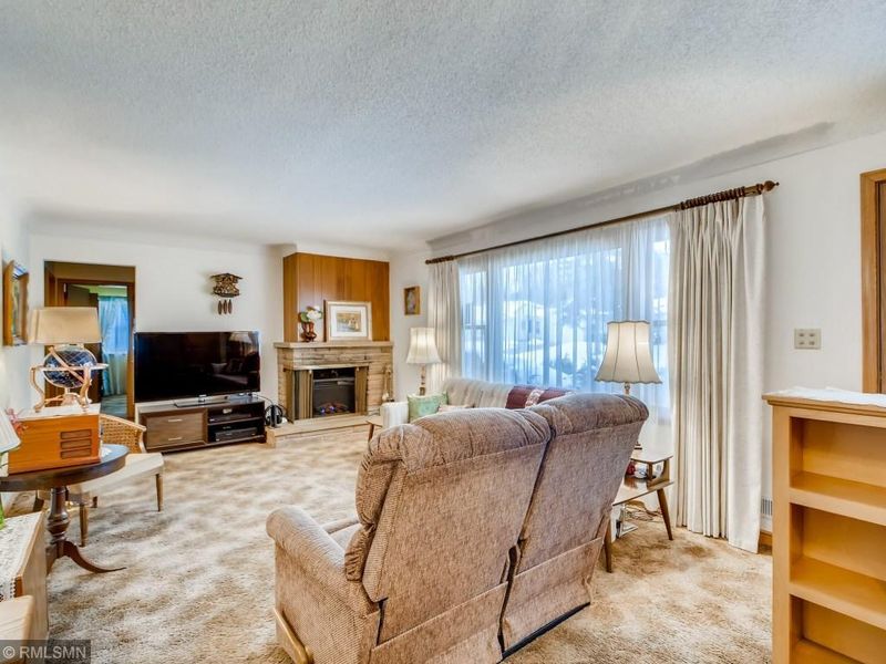 2304 Shawnee Dr, North Saint Paul, MN 55109