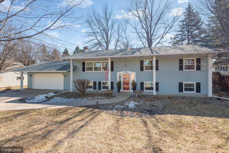 2434 Nemitz Ave E, Maplewood, MN 55119