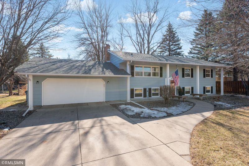 2434 Nemitz Ave E, Maplewood, MN 55119