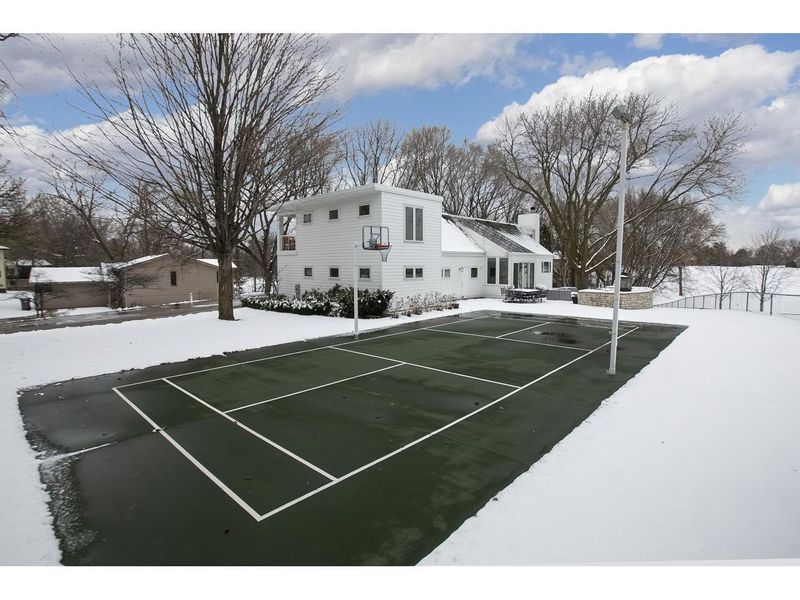 10495 Olympic Cir, Eden Prairie, MN 55347