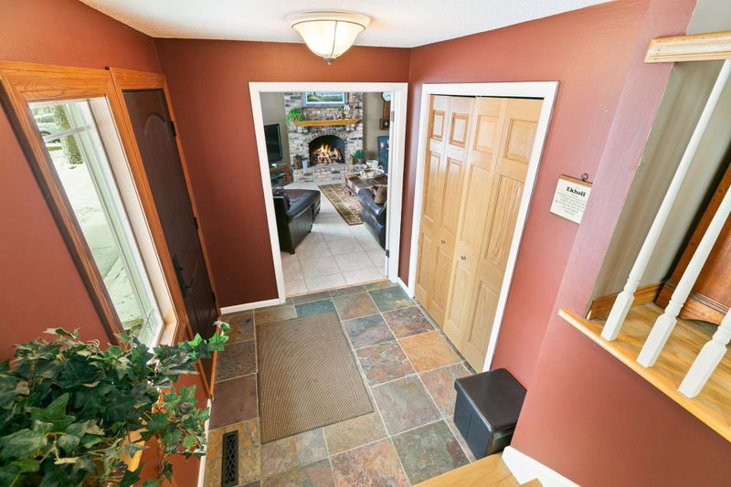 70 Pleasant Ln W, Excelsior, MN 55331