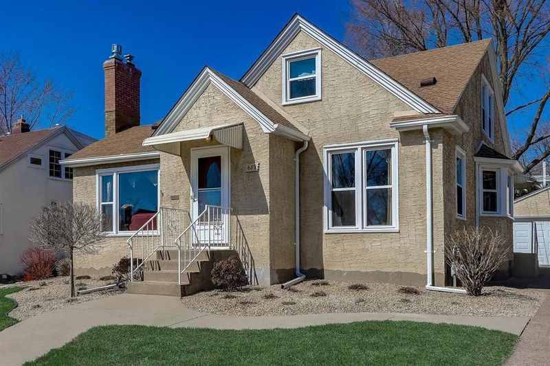 689 Cottage Ave W, Saint Paul, MN 55117