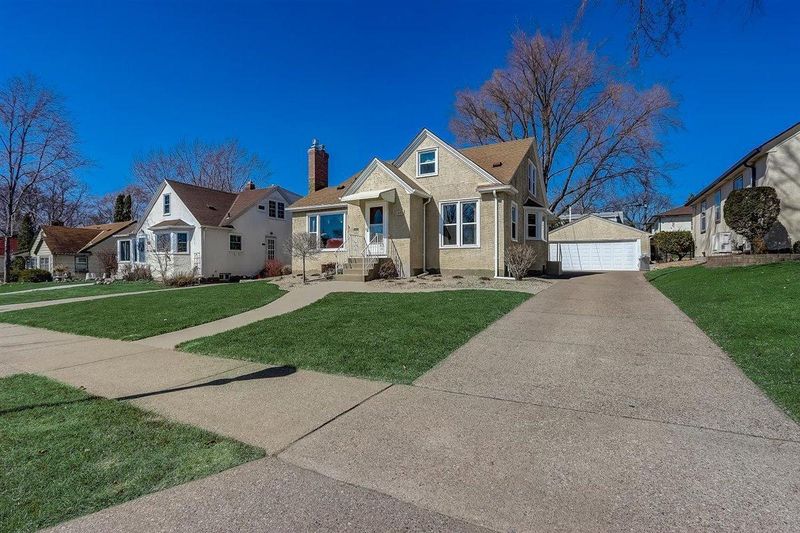 689 Cottage Ave W, Saint Paul, MN 55117