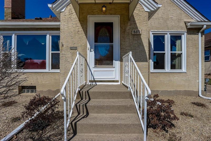 689 Cottage Ave W, Saint Paul, MN 55117