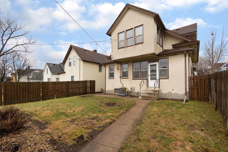 1094 Woodbridge St, Saint Paul, MN 55117