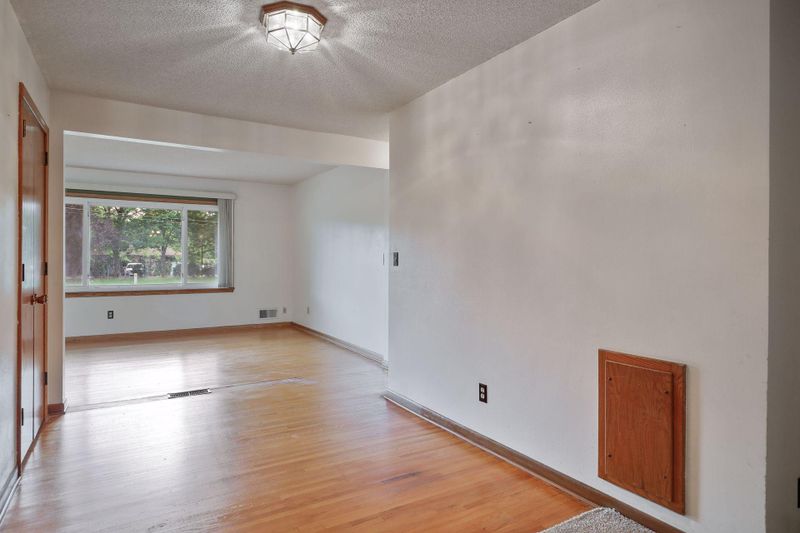 7152 Cahill Ave, Inver Grove Heights, MN 55076