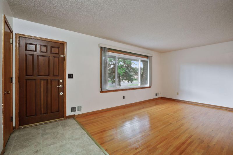 7152 Cahill Ave, Inver Grove Heights, MN 55076