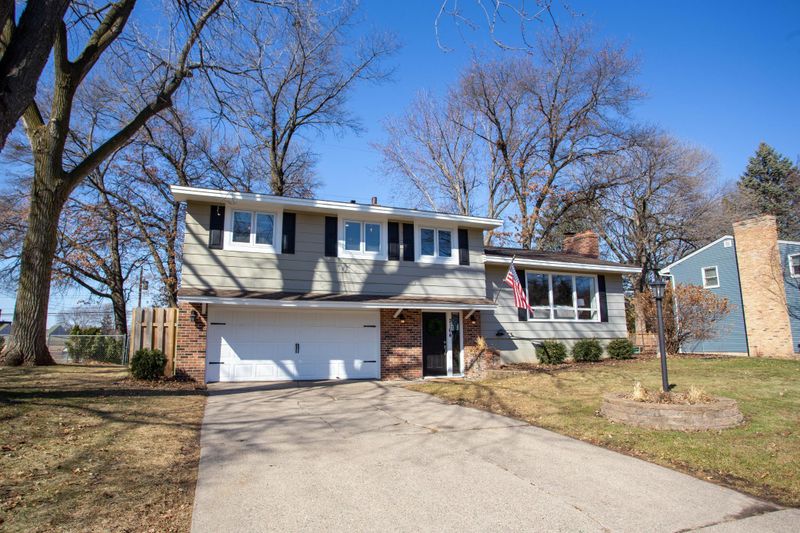 2164 Lamplight Dr, Woodbury, MN 55125
