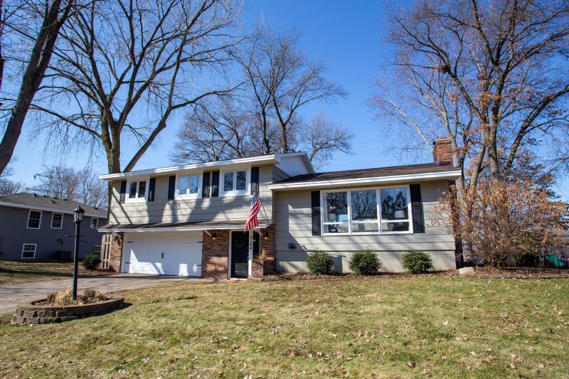 2164 Lamplight Dr, Woodbury, MN 55125