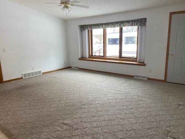 885 Winnie Ave, Windom, MN 56101