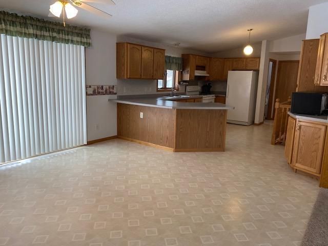 885 Winnie Ave, Windom, MN 56101