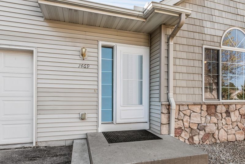 1469 S Trail Cir, Faribault, MN 55021