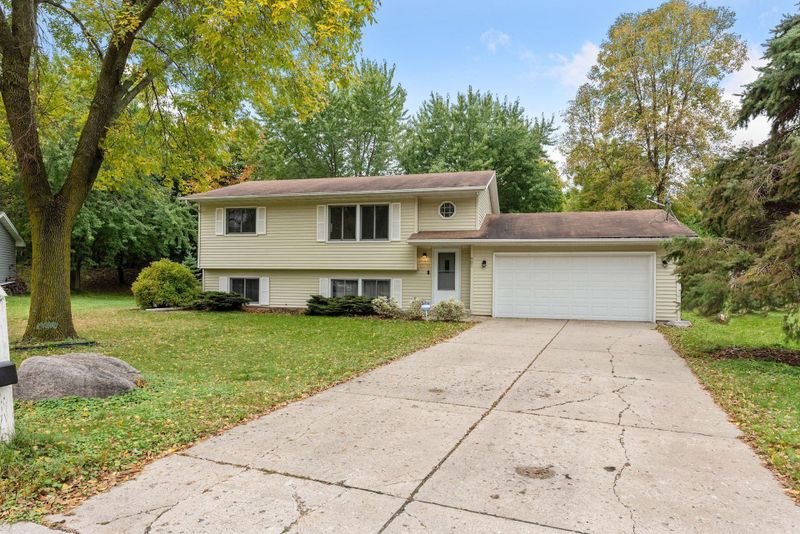 901 Nez Perce Ct, Chanhassen, MN 55317