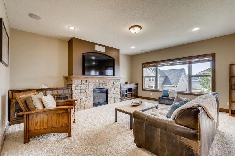 1452 Mills Dr, Chanhassen, MN 55317